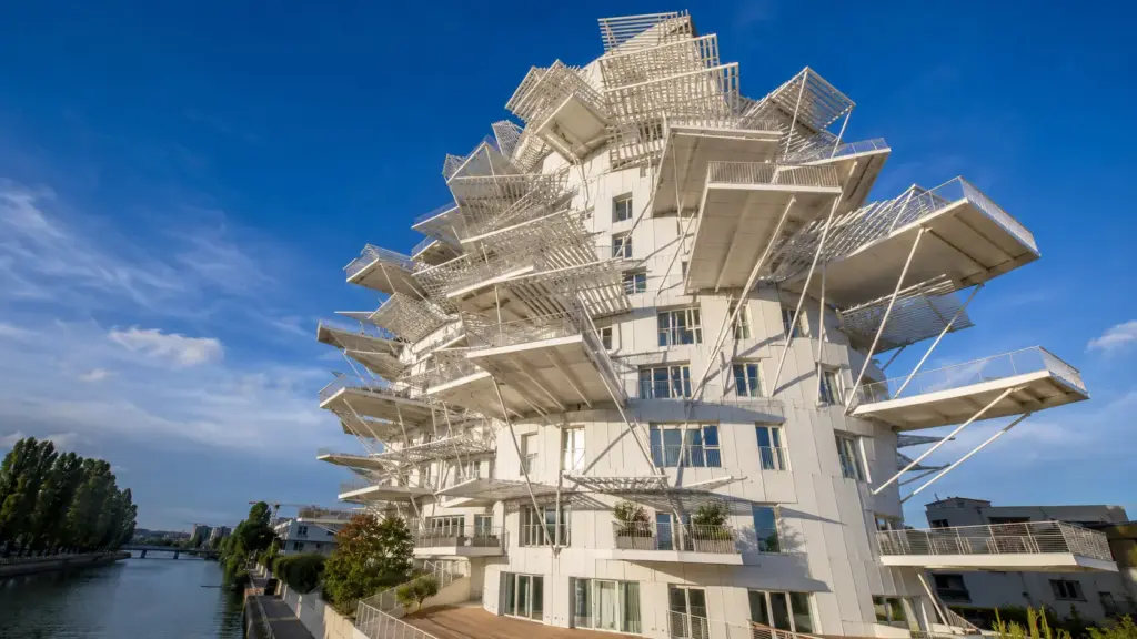 Para ampliar a vida fora dos apartamentos, arquitetos construíram torre francesa de 17 andares com 113 moradias, varandas de até 7,5 metros, hastes de aço, pergolados e aparência de árvore branca gigante