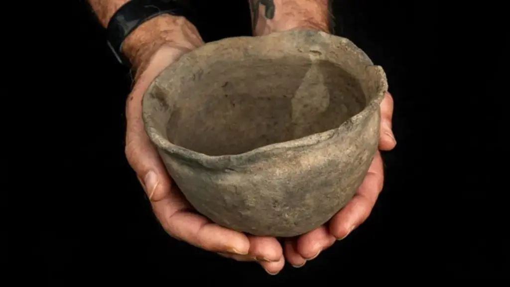 Estudantes da Universidade da Flórida retiram do solo um vaso intacto feito há cerca de 400 anos e ajudam arqueólogos a reconstruir a rotina, as refeições e as trocas culturais entre indígenas Potano-Timucua e moradores de uma antiga missão espanhola Estudantes da Universidade da Flórida retiram do solo um vaso intacto feito há cerca de 400 anos e ajudam arqueólogos a reconstruir a rotina, as refeições e as trocas culturais entre indígenas Potano-Timucua e moradores de uma antiga missão espanhola
