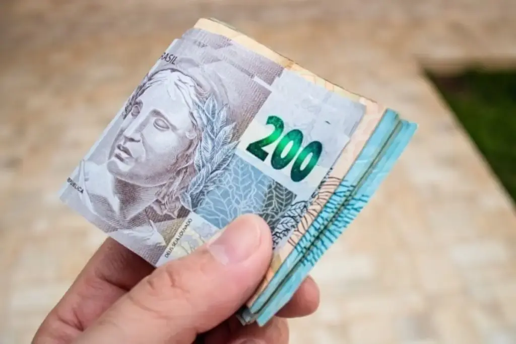 Vizinho do Brasil aprovou salário mínimo equivalente a cerca de R$ 3.335 e lidera a América do Sul, enquanto o trabalhador brasileiro recebe R$ 1.621, mesmo com ganho real acima da inflação em 2026