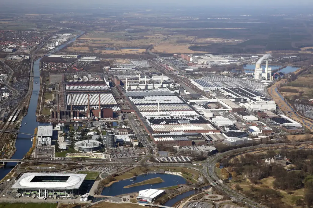 Fábrica gigante da Volkswagen ocupa 6,5 milhões de m², tem 1,6 km² só de galpões, 75 km de ruas internas e 60 km de trilhos, formando o maior complexo único de produção de carros do mundo