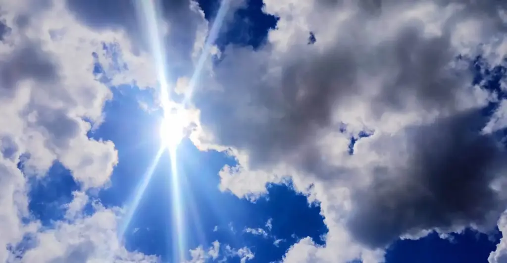 Sexta-feira no Acre: Sol entre nuvens, calor intenso e possibilidade de chuvas isoladas