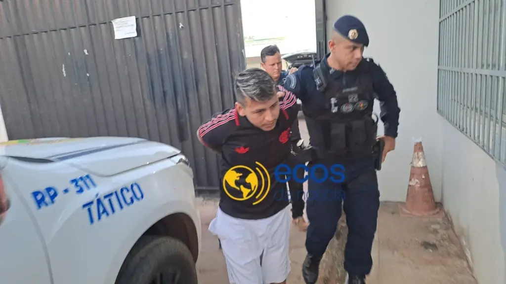 Distribuidor de drogas é preso com mais de 1,4 quilo de entorpecentes durante ação da PM em Rio Branco Distribuidor de drogas é preso com mais de 1,4 quilo de entorpecentes durante ação da PM em Rio Branco