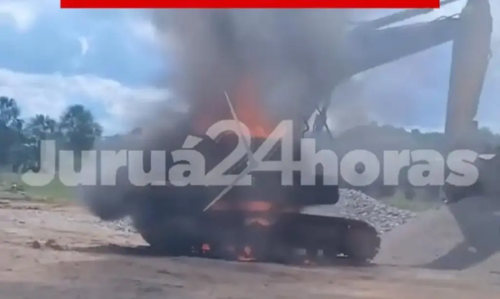 Máquina pesada é consumida pelo fogo e fica totalmente destruída na zona rural de Cruzeiro do Sul