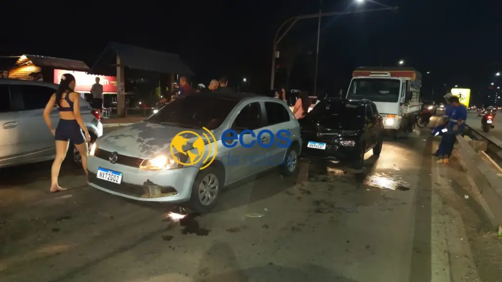 Acidente na BR-364 deixa pedestre ferida e causa colisão entre três veículos em Rio Branco