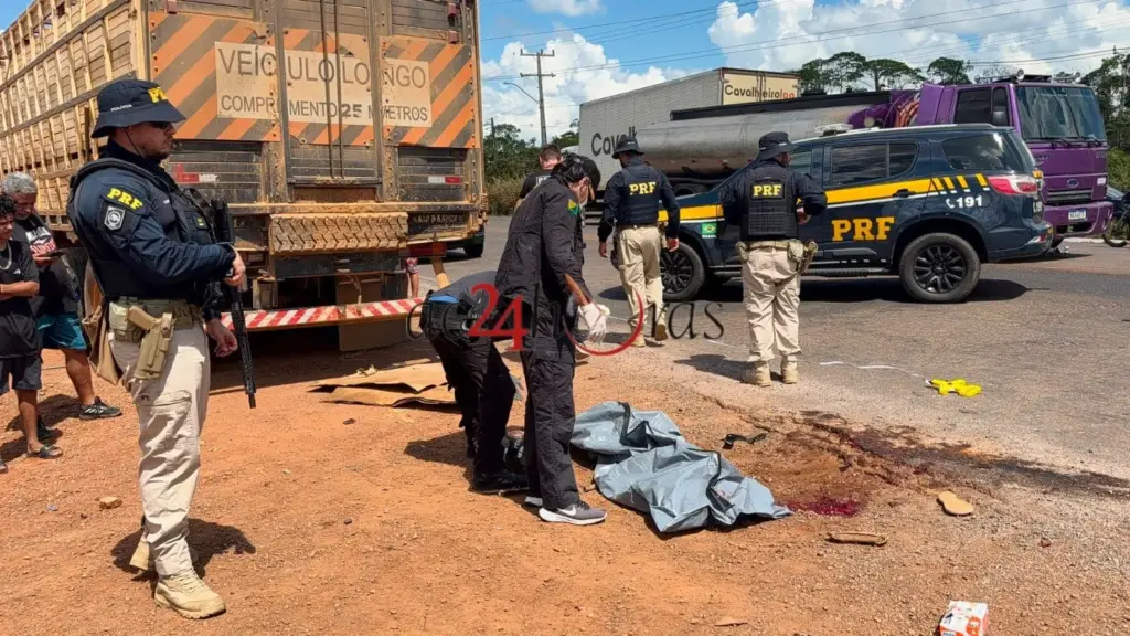 Colisão entre caminhão boiadeiro e moto mata mulher e deixa homem ferido em Rio Branco