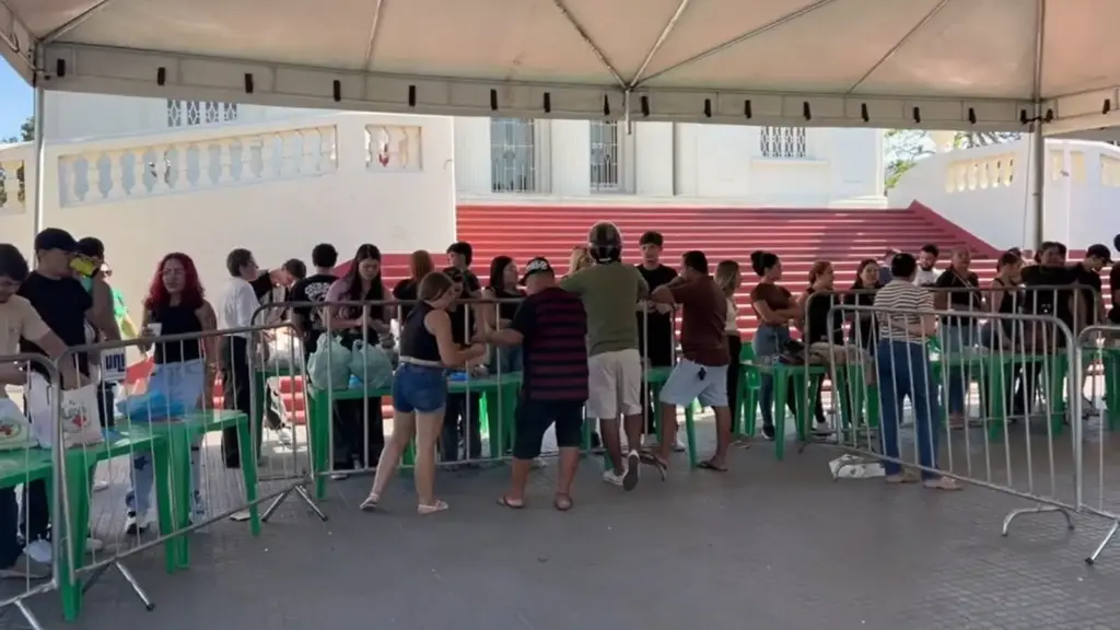 Corrida por ingressos da Expoacre mobiliza multidão no Palácio Rio Branco