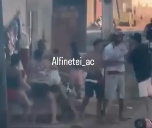 Vídeo flagra briga generalizada em via pública no bairro São Francisco, em Rio Branco Vídeo flagra briga generalizada em via pública no bairro São Francisco, em Rio Branco