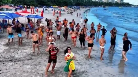 Do Norte ao Nordeste: quadrilha acreana Malucos na Roça leva o São João às areias de Pajuçara, em Maceió Do Norte ao Nordeste: quadrilha acreana Malucos na Roça leva o São João às areias de Pajuçara, em Maceió