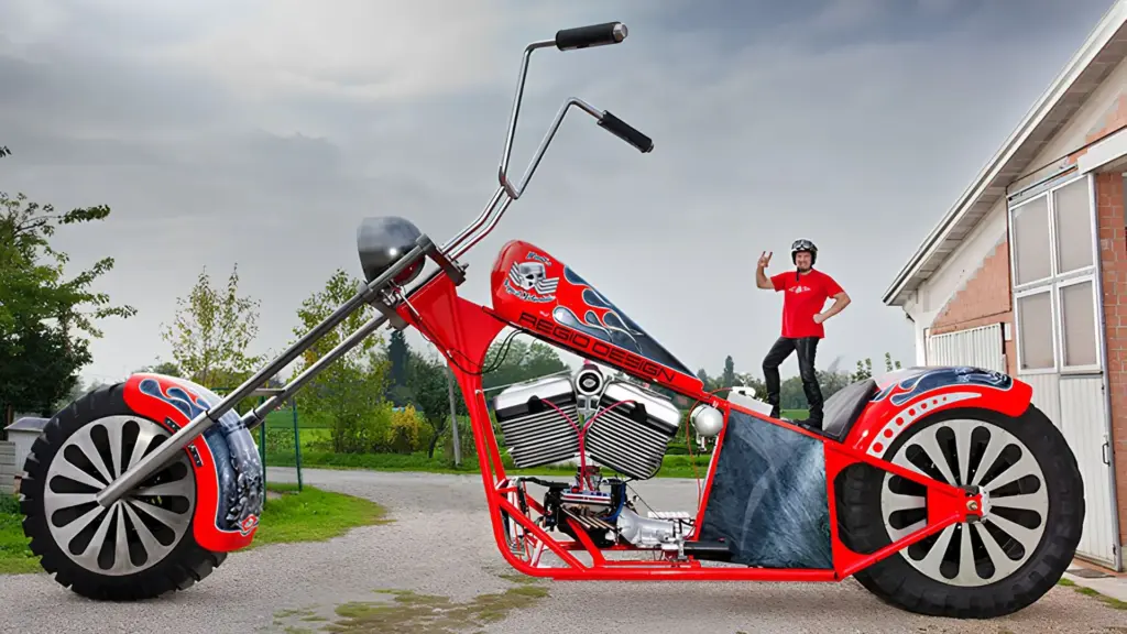 Italiano constrói a moto pilotável mais alta do mundo: veículo colossal esbanja 5,10 metros de altura, 10,03 metros de comprimento, motor V8 5.7 de 280 hp e 5 toneladas, pilota o monstro por 100 metros e transforma modificação absurda em recorde mundial reconhecido pelo Guinness Italiano constrói a moto pilotável mais alta do mundo: veículo colossal esbanja 5,10 metros de altura, 10,03 metros de comprimento, motor V8 5.7 de 280 hp e 5 toneladas, pilota o monstro por 100 metros e transforma modificação absurda em recorde mundial reconhecido pelo Guinness