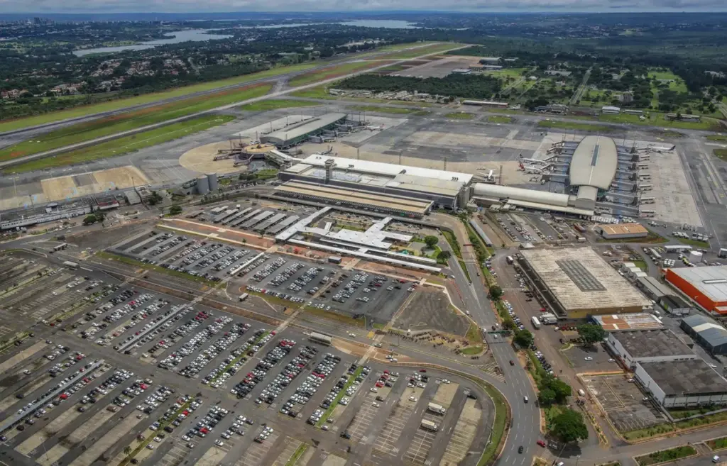 Novo Shopping colossal de R$ 1,1 bilhão vai transformar o entorno do Aeroporto de Brasília em novo polo de consumo e lazer, com mais de 60 mil m², 130 lojas, seis cinemas, supertela a céu aberto, clube com piscina de ondas e previsão de 2 mil empregos diretos.