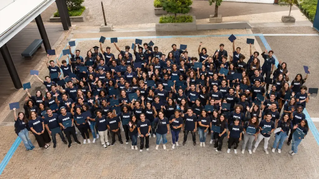 Muito além da entrega de certificados, o Instituto PROA reuniu 200 jovens da periferia, levou empresas para dentro da cerimônia de formatura, realizou processos seletivos durante o evento e mostrou como a qualificação gratuita pode abrir as portas do mercado de trabalho logo no primeiro passo da vida profissional
