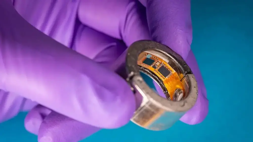 Anel inteligente mede glicose pelo suor, dispensa picadas no dedo e envia dados em tempo real para o celular Anel inteligente mede glicose pelo suor, dispensa picadas no dedo e envia dados em tempo real para o celular