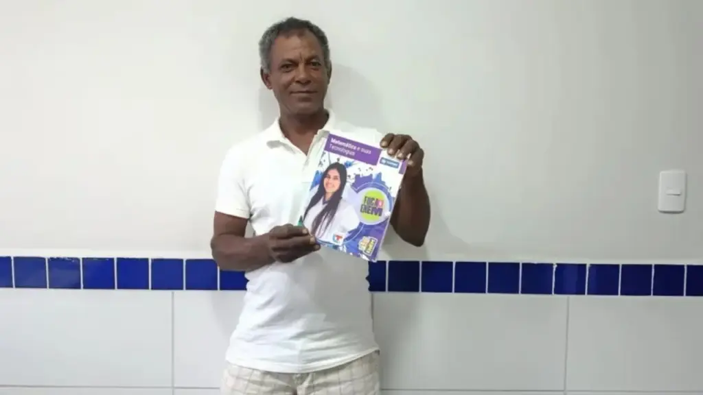 Aos 51 anos, ele venceu o medo de não conseguir aprender, concluiu o ensino médio pela EJA, fez o Enem e entrou em Engenharia Civil na Universidade Federal de Alagoas; conheça Lucas dos Santos, um homem que precisou abandonar a escola na infância para trabalhar na roça com o pai e os irmãos para ajudar a família