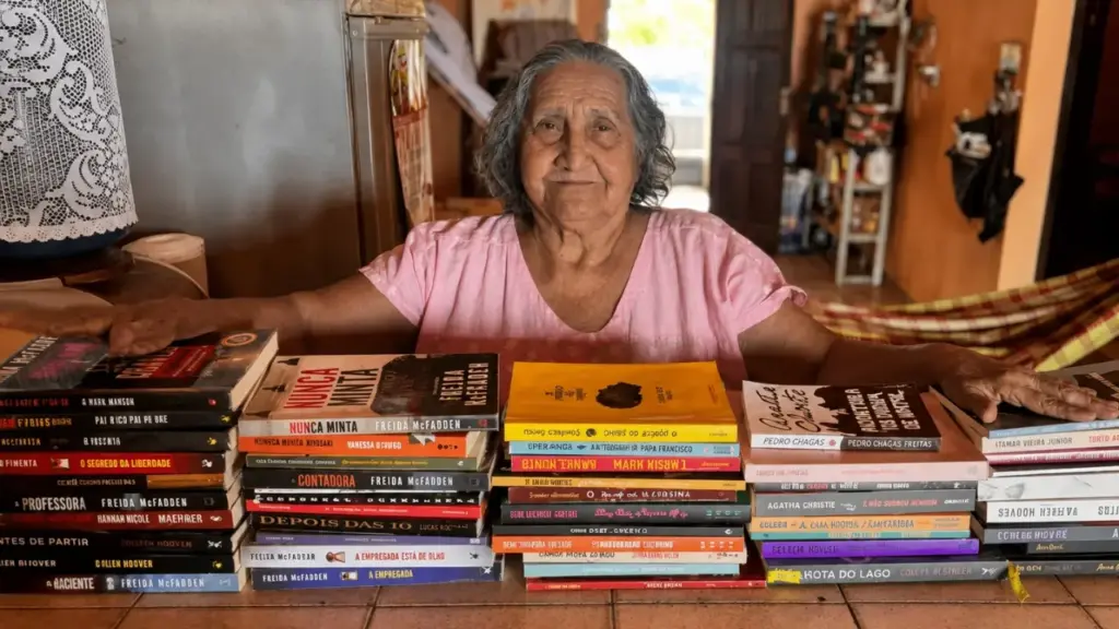 Aos 82 anos, Laurinha transforma a leitura em companhia contra a ansiedade e encanta milhares de pessoas com vídeos gravados pelo neto Aos 82 anos, Laurinha transforma a leitura em companhia contra a ansiedade e encanta milhares de pessoas com vídeos gravados pelo neto