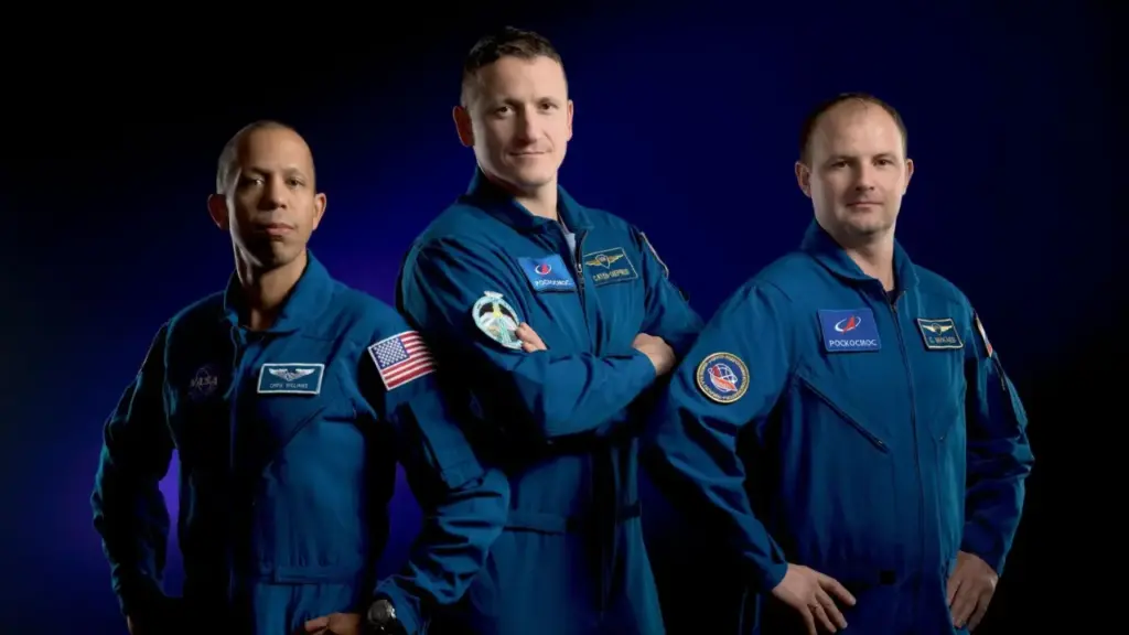 Após 241 dias no espaço, astronauta da Nasa e dois cosmonautas russos retornam à Terra a bordo da Soyuz MS-28
