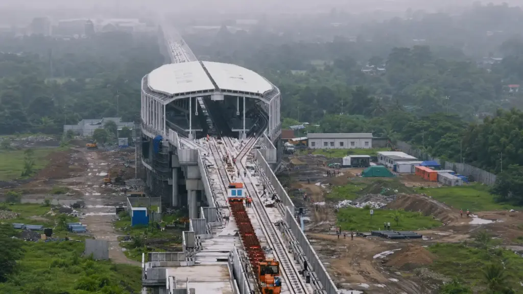 Novo trem de alta velocidade de 508 km promete 12 estações, túnel submarino de 21 km e uma nova indústria ferroviária na Índia, abrindo caminho para fábricas, empregos, tecnologia local e corredores econômicos de longo prazo