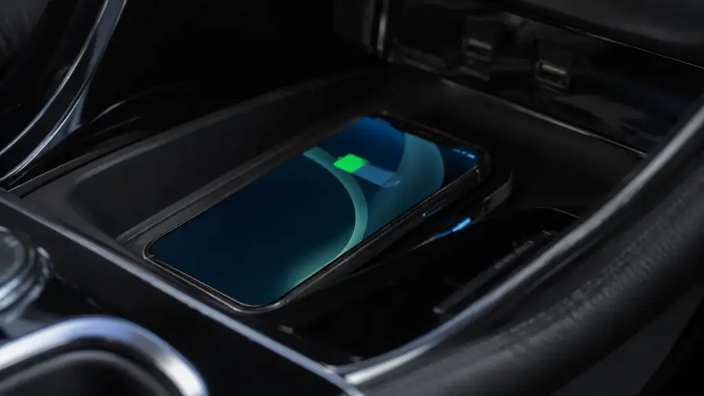 Carregador por indução no carro pode estar “cozinhando” seu celular: calor, Android Auto e Apple CarPlay aceleram o desgaste da bateria