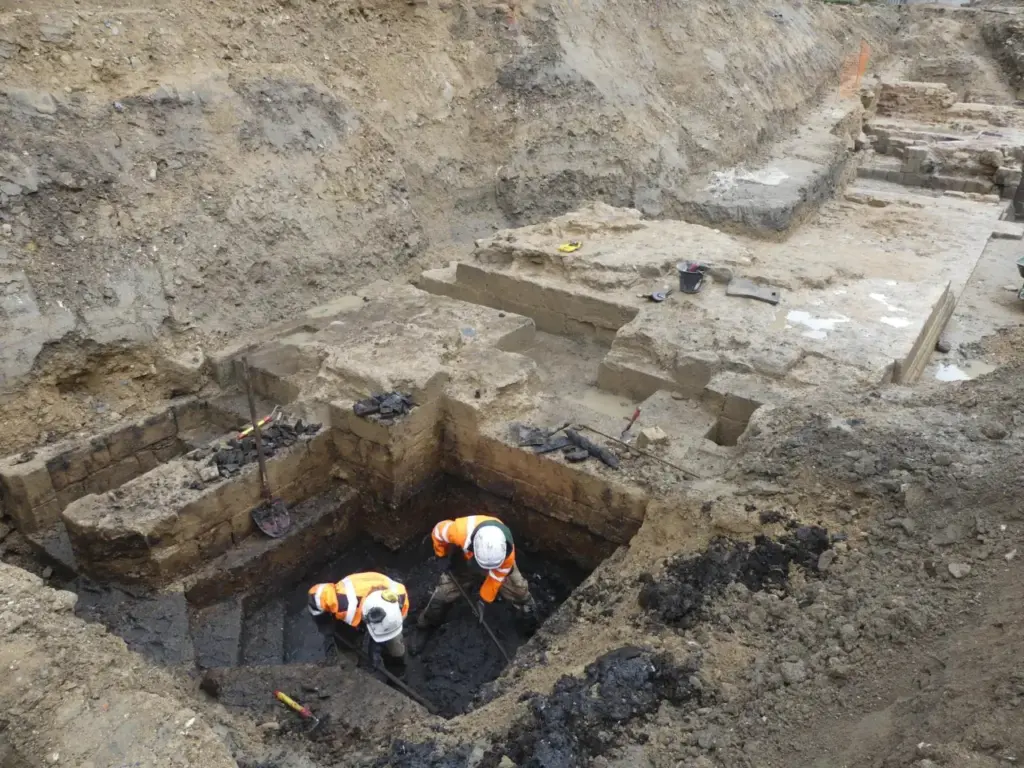 Obras para transformar uma mansão do século XVIII em museu atravessaram o pátio e revelaram um castelo de 640 anos, com paredes de 5,6 metros, escadarias, fosso, joias e chaves preservadas sob a construção