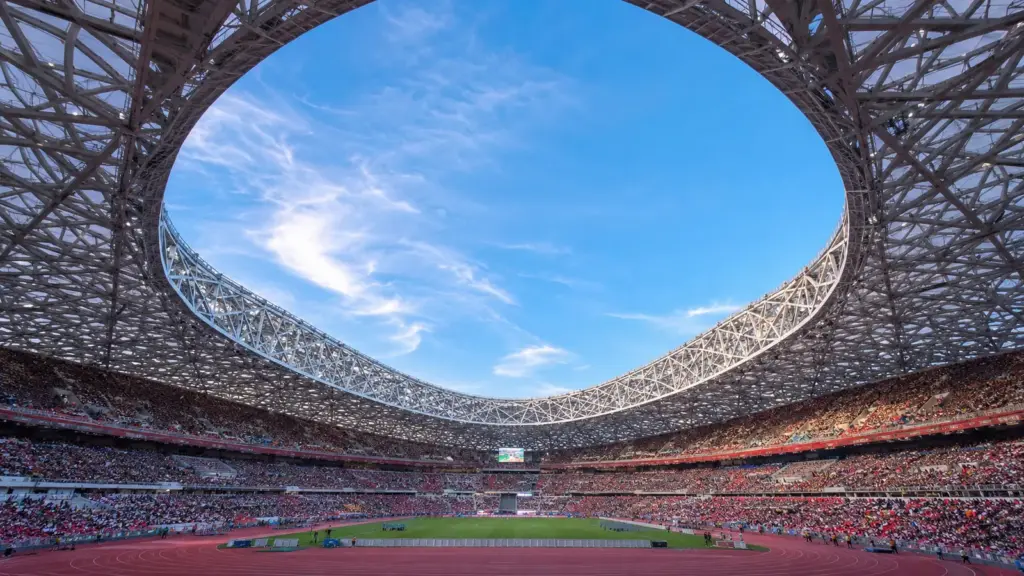 China usa 42 mil toneladas de aço em arena de R$ 2,2 bilhões e faz algo único no mundo: estrutura gigante trançada que sustenta teto sem pilares sobre o campo e deixa a visão livre para mais de 90 mil pessoas