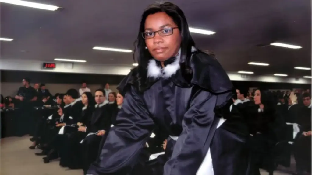 De faxineira a juíza: mulher que limpava o chão de uma Santa Casa para pagar a faculdade supera deboche, conquista cinco pós-graduações e assume duas varas em Goiás