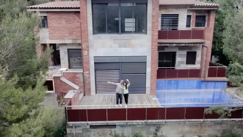 Ela comprou uma casa abandonada coberta pela vegetação, com telhado danificado, paredes deterioradas e decidiu transformar o imóvel inteiro em seu maior projeto de reforma, mostrando cada etapa da obra em seu canal no YouTube