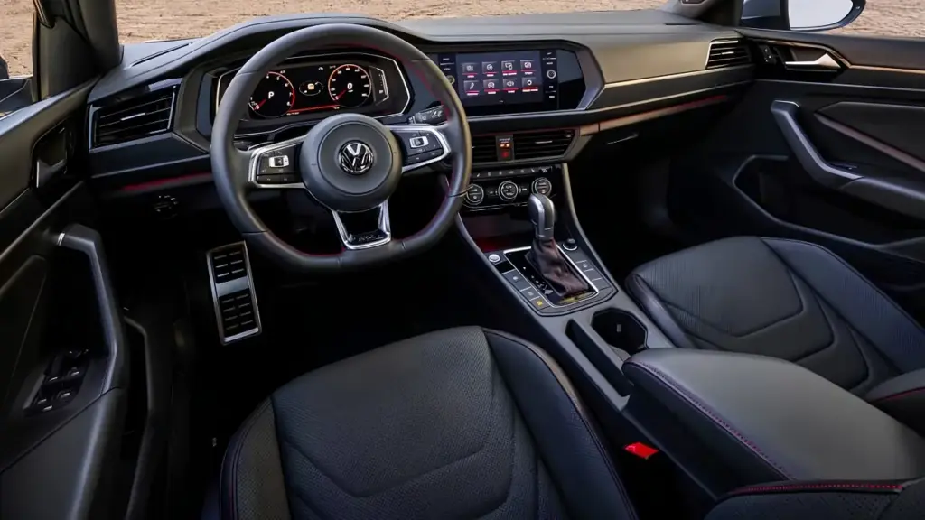 Ele possui porta-malas de 510 litros, motor 2.0 TSI turbo de 230 cv, câmbio automático DSG de 6 marchas e entre-eixos de 2,68 metros; saiba se vale a pena comprar um Volkswagen Jetta GLI 2021 usado