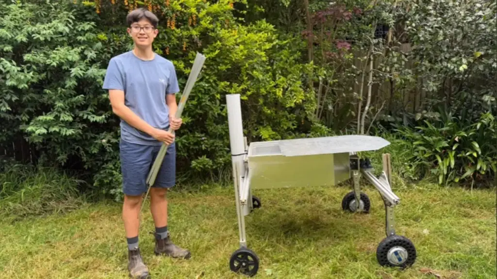 Aos 16 anos, estudante cria sistema com espelhos que acompanha o Sol para aquecer ervas daninhas, reduzir herbicidas e conquista prêmio internacional de engenharia ambiental
