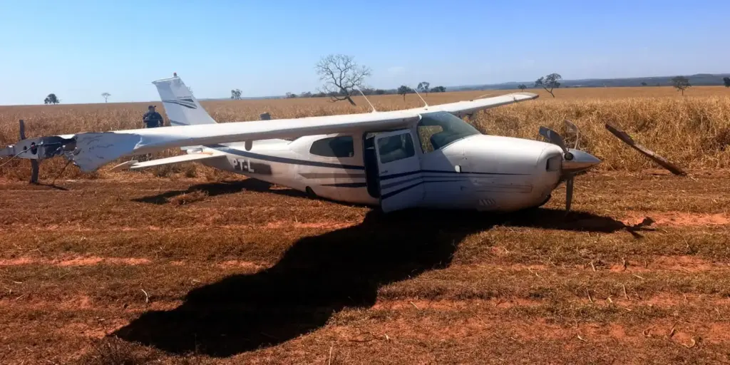 FAB intercepta aeronave suspeita vinda da Bolívia FAB intercepta aeronave suspeita vinda da Bolívia