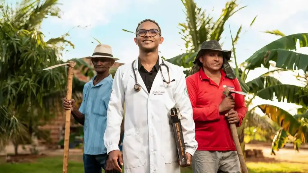 Aos 27 anos, estudante cearense está prestes a se formar em Medicina na UECE e decidiu fazer um ensaio fotográfico na roça em homenagem ao pai, à mãe e ao avô; Natallos Casseano é filho de agricultor e de dona de casa, estudou por 6 anos até conseguir a vaga