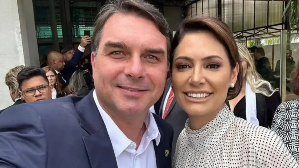 Participação de Michelle na campanha de Flávio depende de trégua com irmãos Bolsonaro Participação de Michelle na campanha de Flávio depende de trégua com irmãos Bolsonaro