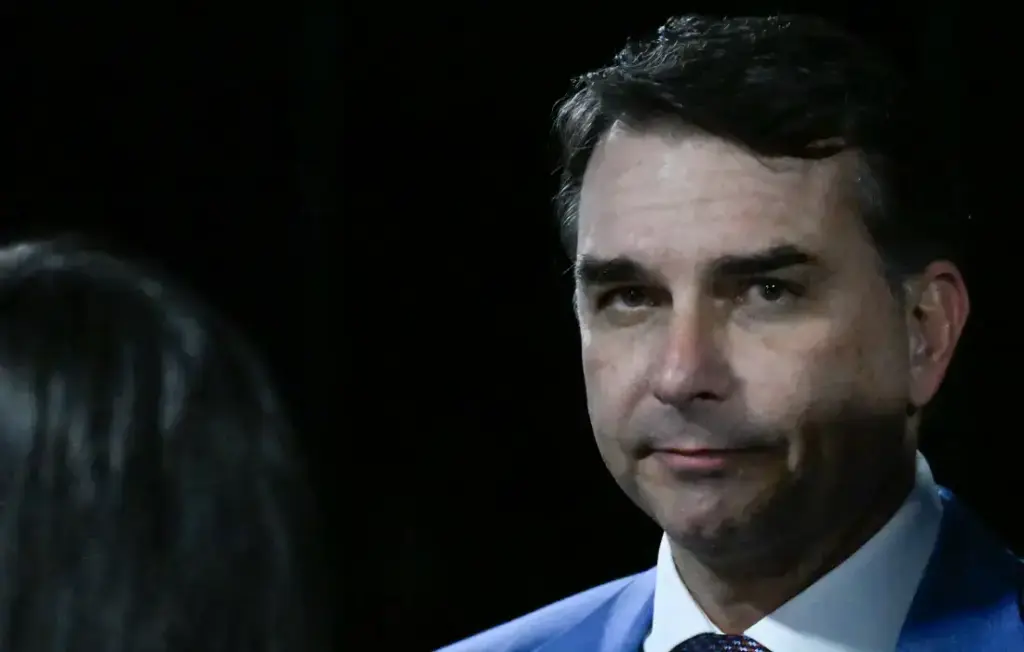 Ciro Nogueira avisa Flávio Bolsonaro que PP ficará neutro na eleição presidencial
