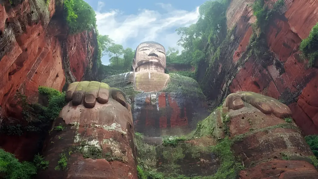 China esculpe um Buda de 71 metros diretamente em um penhasco, coloca a estátua diante da confluência de três rios e transforma uma montanha em monumento religioso colossal construído no século VIII