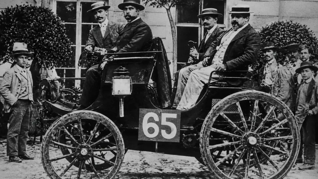 Há 132 anos, 25 carros enfrentaram poeira, estradas precárias e motores experimentais entre Paris e Rouen para dar origem ao automobilismo mundial