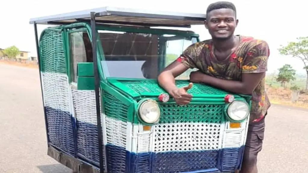 Sem carro e diante do lixo acumulado nas ruas, estudante universitário de 24 anos constrói com sucata e materiais reciclados o primeiro carro movido a energia solar artesanal de Serra Leoa, leva três anos para montar o veículo e coloca a criação para rodar a 15 km/h Sem carro e diante do lixo acumulado nas ruas, estudante universitário de 24 anos constrói com sucata e materiais reciclados o primeiro carro movido a energia solar artesanal de Serra Leoa, leva três anos para montar o veículo e coloca a criação para rodar a 15 km/h