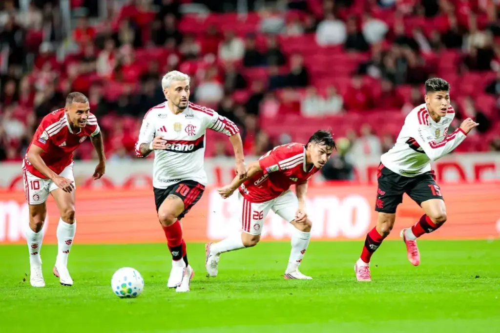 Brasileirão: Flamengo reage no fim e arranca empate contra o Internacional