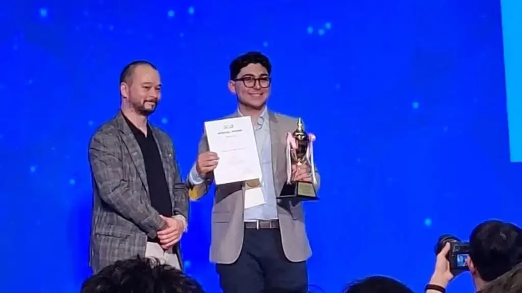 Jovem brasileiro de escola pública trabalha, faz vaquinha e leva à Coreia do Sul máquina de reciclagem criada com um colega, que corta tampas, prensa garrafas PET e separa materiais por cor, até conquistar medalha de prata em competição internacional realizada em Seul