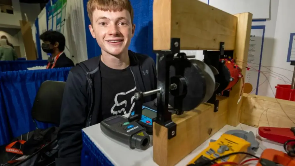 Aos 17 anos, estudante cria motor elétrico sem ímãs de terras raras, melhora torque e eficiência em protótipo experimental e vence prêmio de US$ 75 mil em uma das maiores feiras científicas do mundo