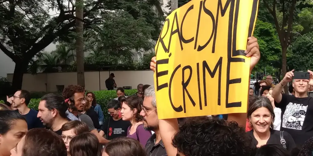 Justiça condena shopping paulista por discriminação racial Justiça condena shopping paulista por discriminação racial
