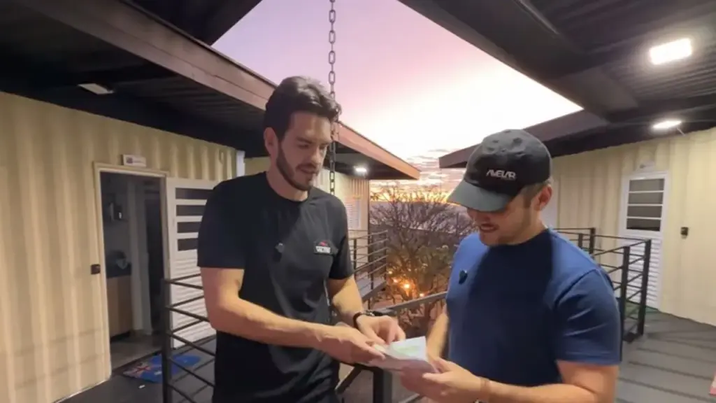 Matheus Avelar e Bruno construíram oito kitnets em contêineres aos poucos, ajustaram camas e estrutura conforme a procura dos hóspedes e apresentaram um faturamento de R$ 33.468,08 em apenas 31 dias de funcionamento,