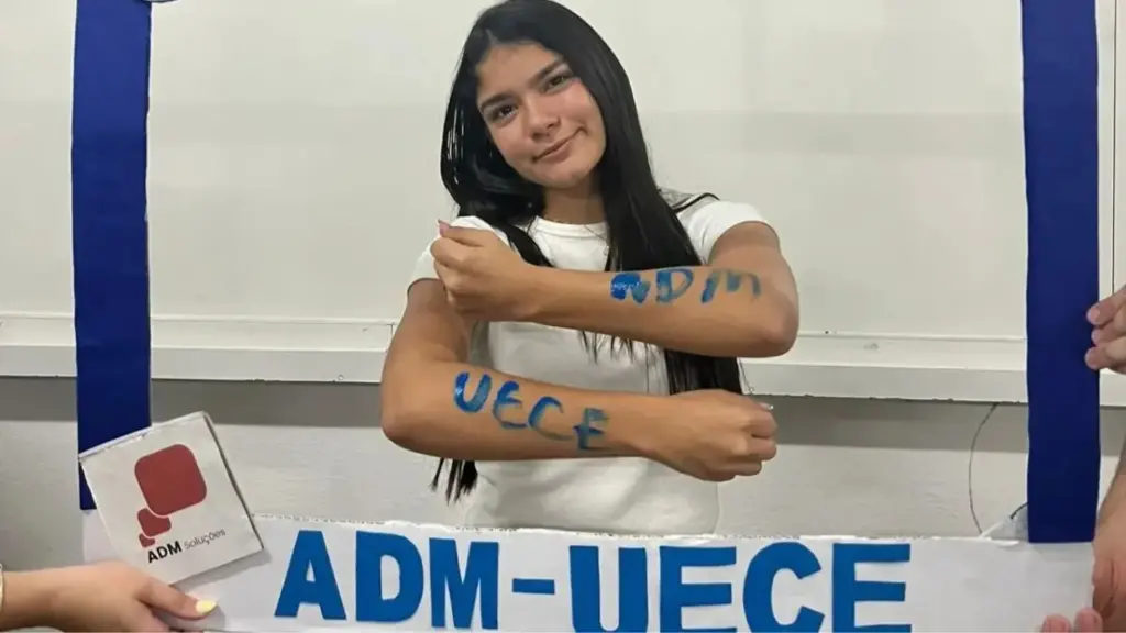Jovem acordava às 4h40 da madrugada para conciliar escola, estágio e cursinho até perto da meia-noite: criada pela avó e aluna da rede pública, Laura Jeovana conquistou uma vaga em Administração na Universidade Estadual do Ceará