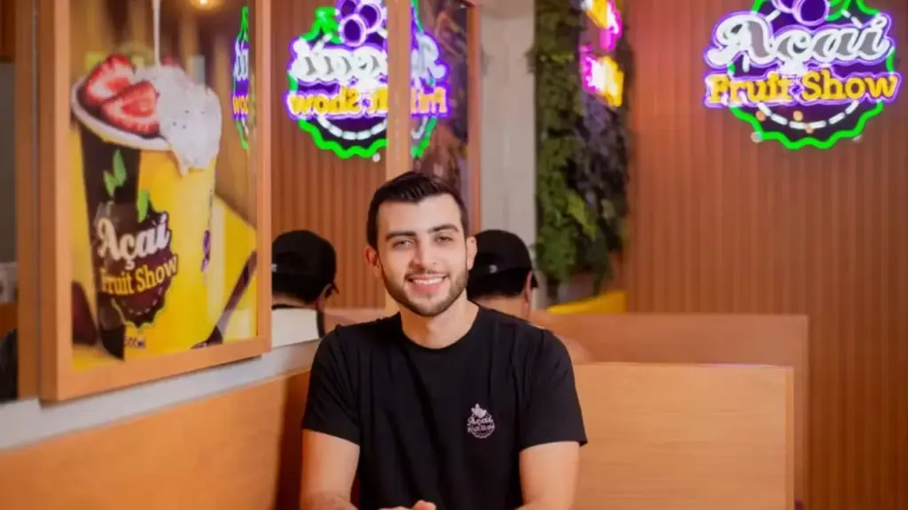Aos 21 anos, empreendedor investiu cerca de R$ 100 mil para fabricar açaí e hoje comanda uma rede com 36 lojas: Hudson Vieira criou a Açaí Fruit Show em Feira de Santana, mira faturamento de R$ 75 milhões em 2026 e planeja abrir mais 20 unidades