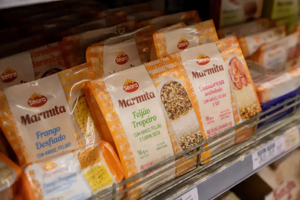A marmita que conquistou o escritório virou alvo da Seara: gigante da JBS entra em mercado de R$ 12 bilhões e aposta na nova forma do brasileiro se alimentar A marmita que conquistou o escritório virou alvo da Seara: gigante da JBS entra em mercado de R$ 12 bilhões e aposta na nova forma do brasileiro se alimentar