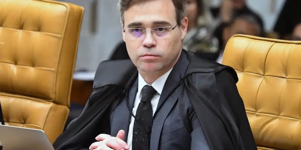 Mendonça autoriza PF a investigar repasses para filme sobre Bolsonaro Mendonça autoriza PF a investigar repasses para filme sobre Bolsonaro