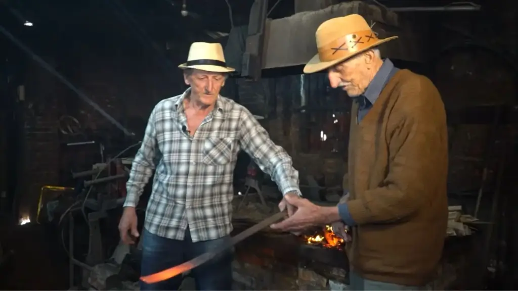 Miguel, de 88 anos, e Nelson, de 73, mantêm viva a ferraria do pai em Vila Lângaro, onde ainda forjam ferro na bigorna, fabricam foices e rodas de carroça à mão e guardam um ofício centenário no interior gaúcho