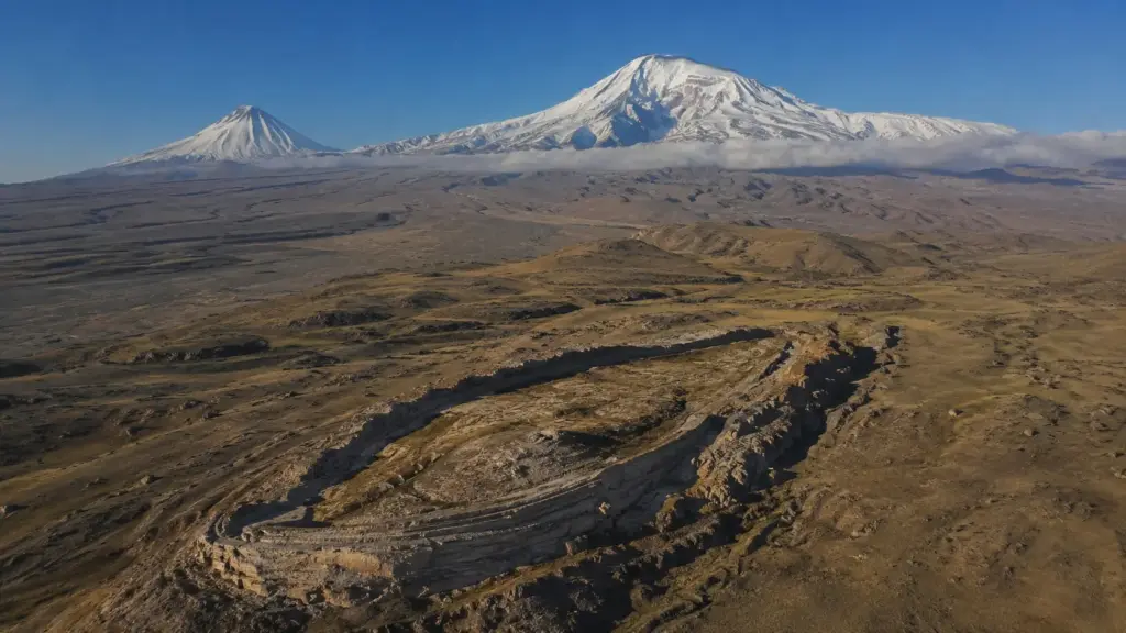 Ninguém esperava que uma nova varredura no Monte Ararat revelasse estruturas tão intrigantes: agora cientistas tentam explicar o que realmente existe sob a montanha ligada à possível Arca de Noé