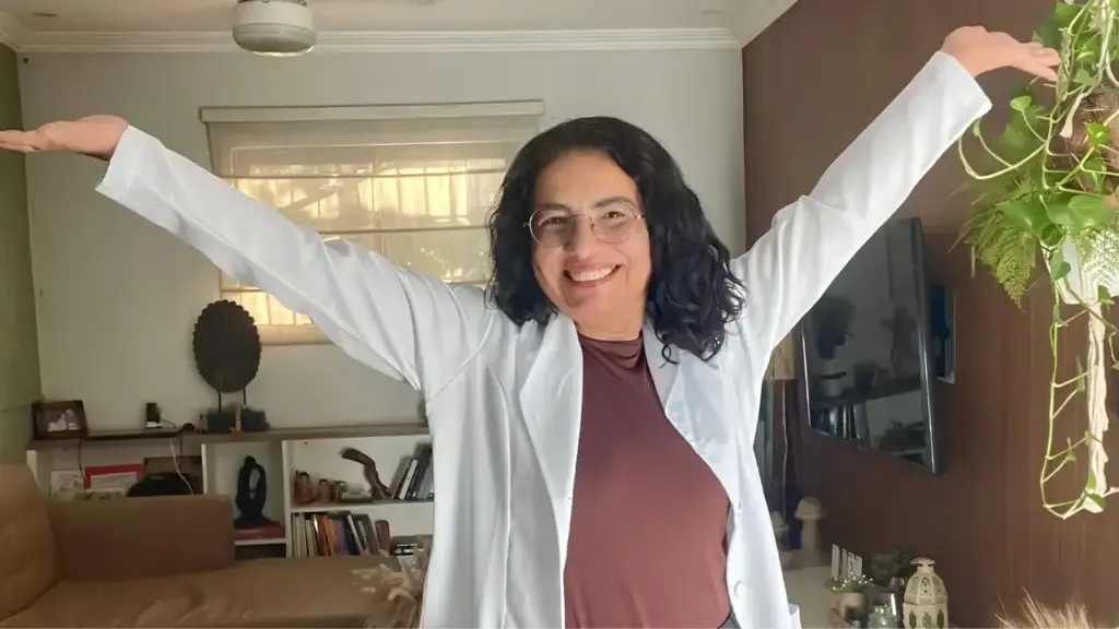 Mulher que sonhava ser médica desde menina, acabou seguindo carreira na Matemática; após décadas, Ivy não desistiu, retomou os estudos e, aos 47 anos, conquistou uma vaga em Medicina na UECE após quatro anos de preparação e nove reprovações