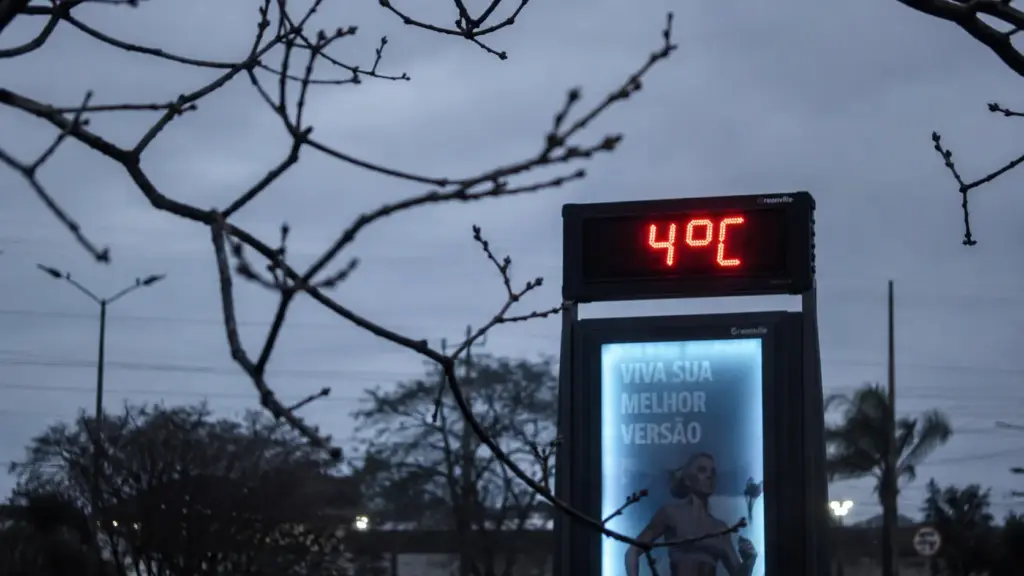 Após chuvaradas intensas no Sul, uma nova onda de frio já tem data marcada para avançar sobre o Brasil nos próximos dias, e o pico do resfriamento na quinta-feira (30) pode levar os termômetros a até 4°C, com geadas em cinco estados Após chuvaradas intensas no Sul, uma nova onda de frio já tem data marcada para avançar sobre o Brasil nos próximos dias, e o pico do resfriamento na quinta-feira (30) pode levar os termômetros a até 4°C, com geadas em cinco estados