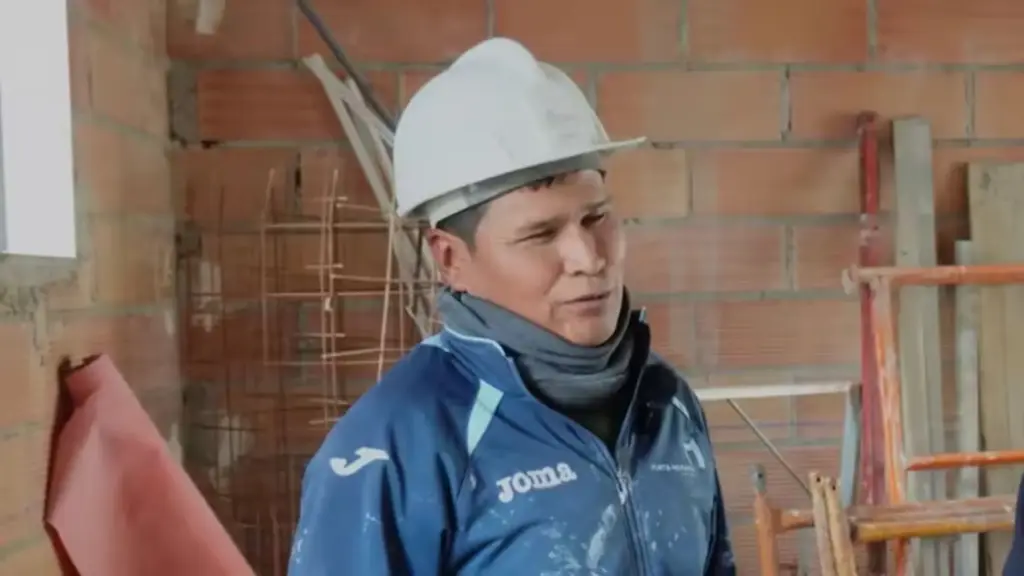 Filho de pedreiro deixa a Bolívia, aprende a profissão com o primo, muda para a Espanha e revela por que ganhar até € 1.400 por mês na construção civil transformou sua vida em comparação aos € 400 que recebia em seu país Filho de pedreiro deixa a Bolívia, aprende a profissão com o primo, muda para a Espanha e revela por que ganhar até € 1.400 por mês na construção civil transformou sua vida em comparação aos € 400 que recebia em seu país