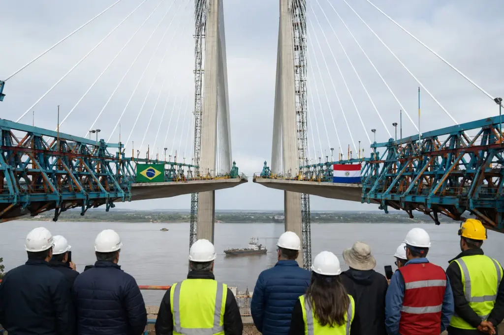 “Beijo das aduelas”: Ponte Bioceânica chega ao momento histórico da ligação entre Brasil e Paraguai, obra atinge 90% de execução e corredor estratégico avança rumo à integração da América do Sul