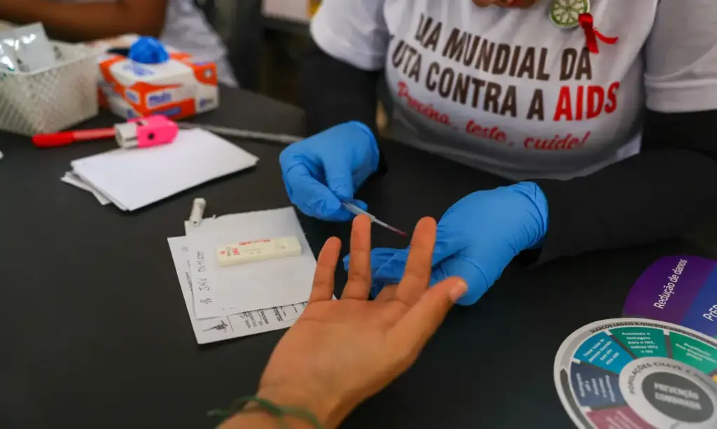 Desinformação sobre HIV dificulta tratamento e aumenta preconceito Desinformação sobre HIV dificulta tratamento e aumenta preconceito